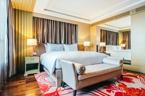 bangkok-thailand-august-12-2016-beautiful-luxury-bedroom-int